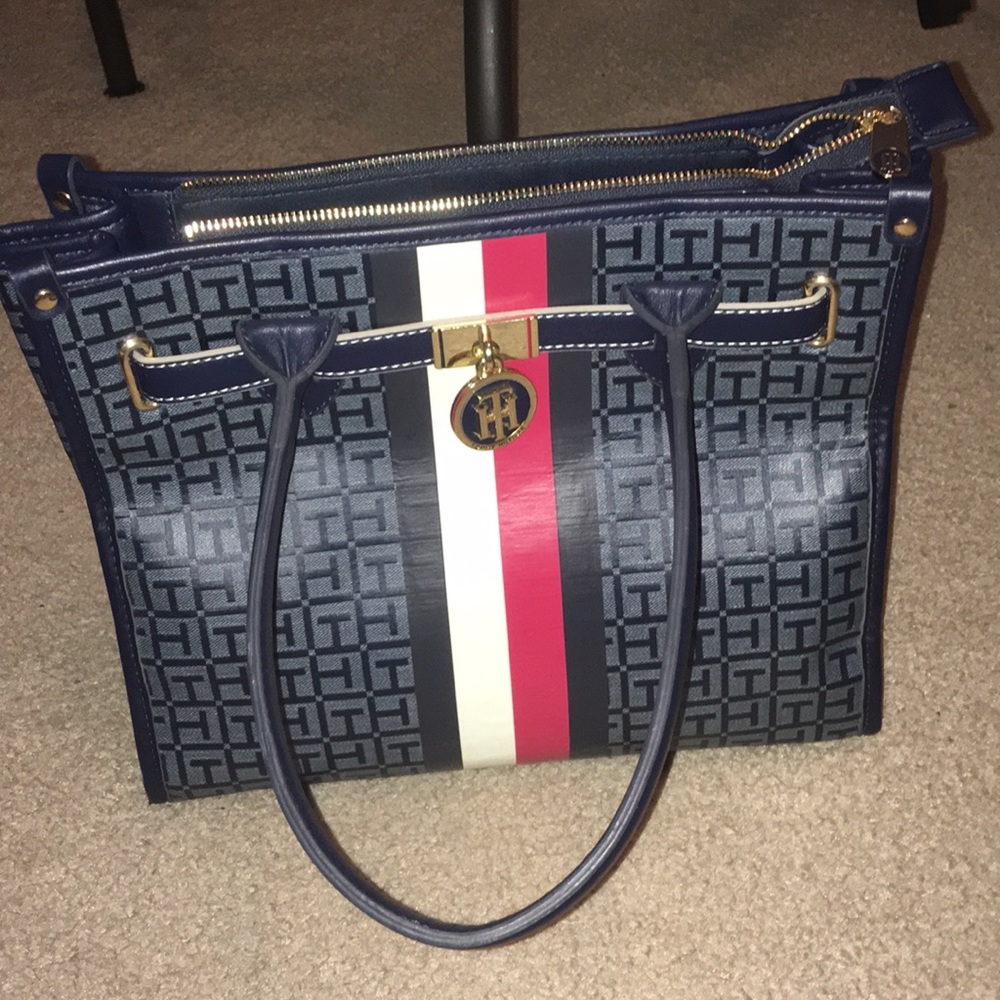 ⏬Stylish Tommy Hilfiger Purse 👜 Like New 😍